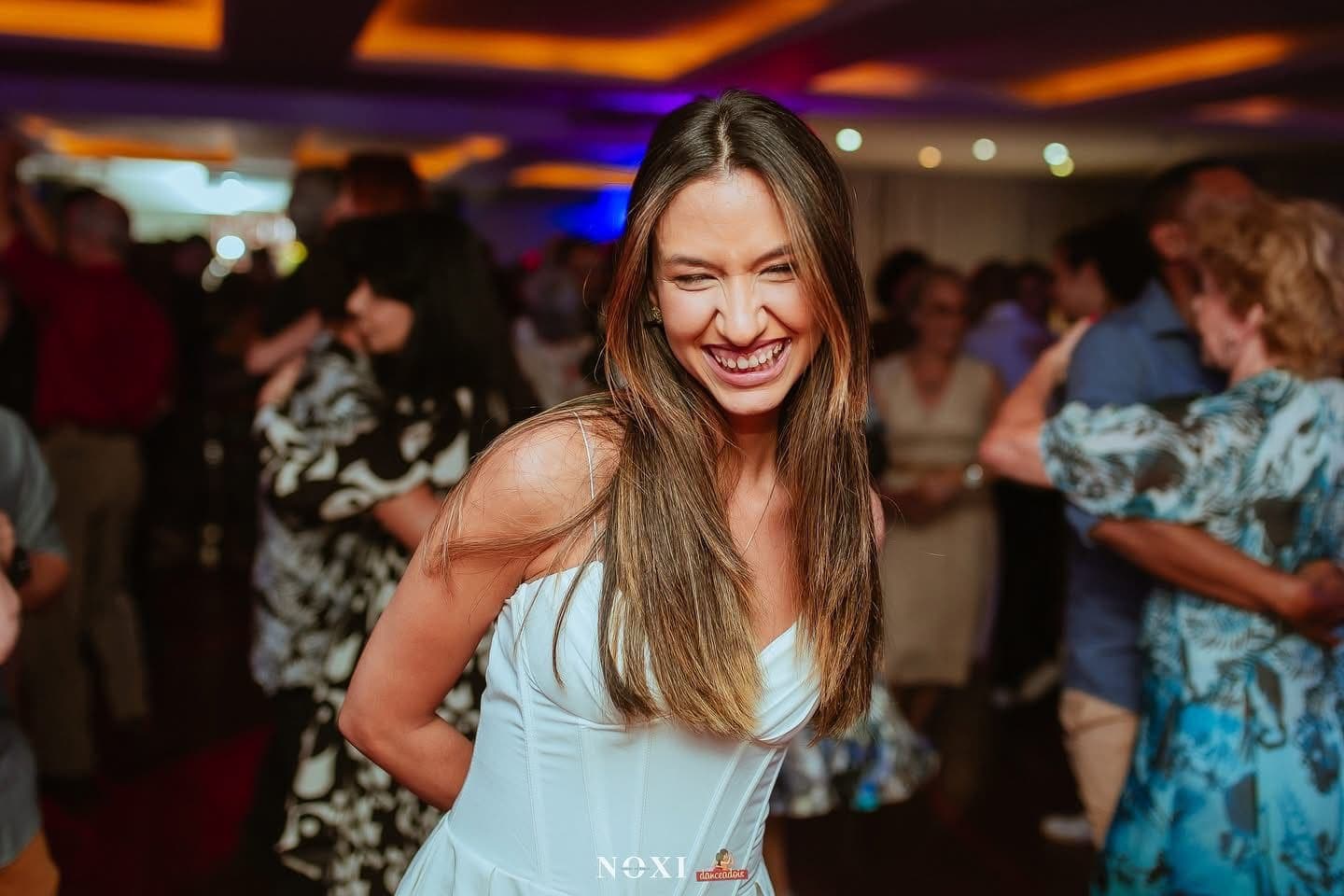 Bárbara Lima, fundadora da NOXI, rindo na pista de dança