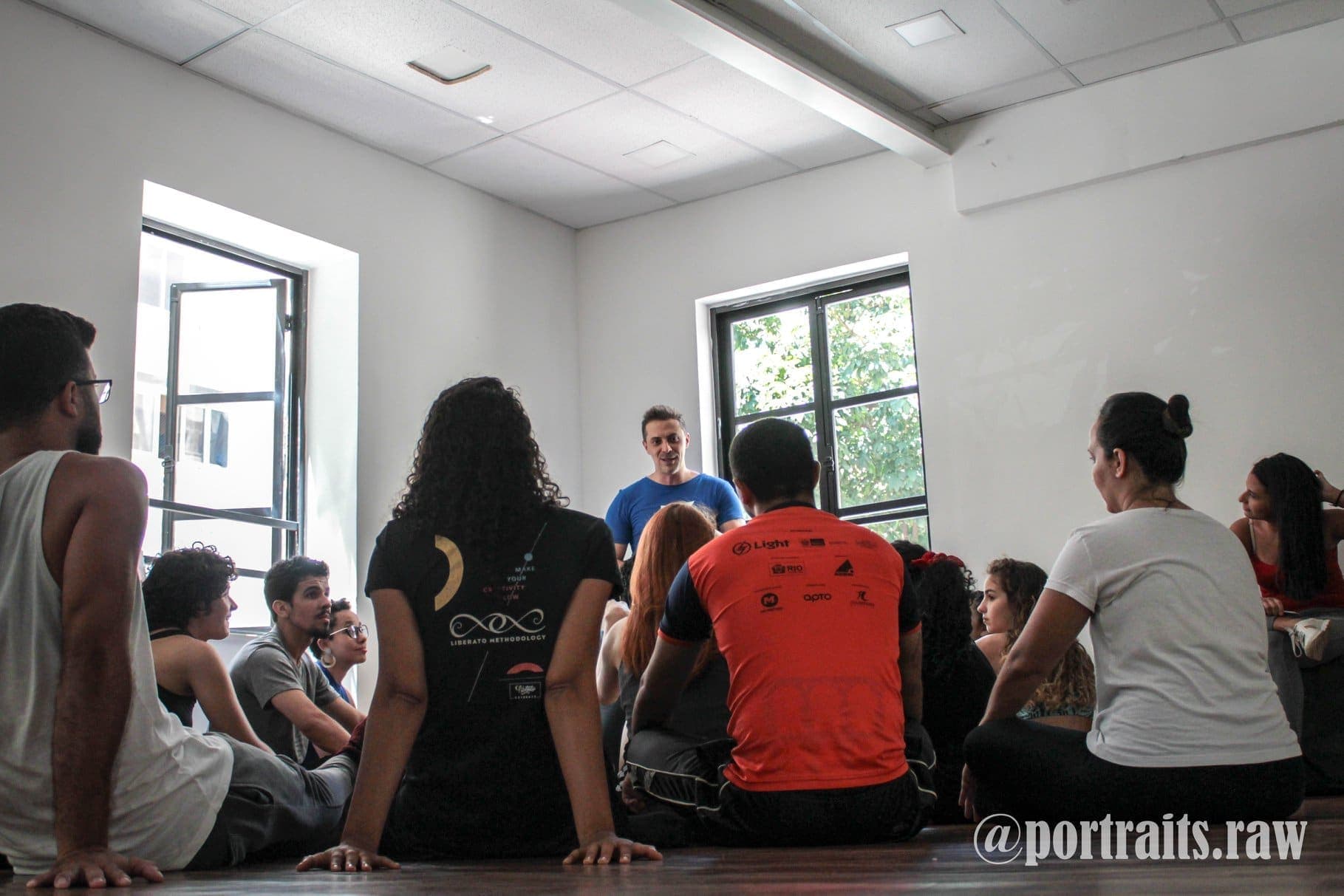 Turma reunida com o professor no início da aula na NOXI