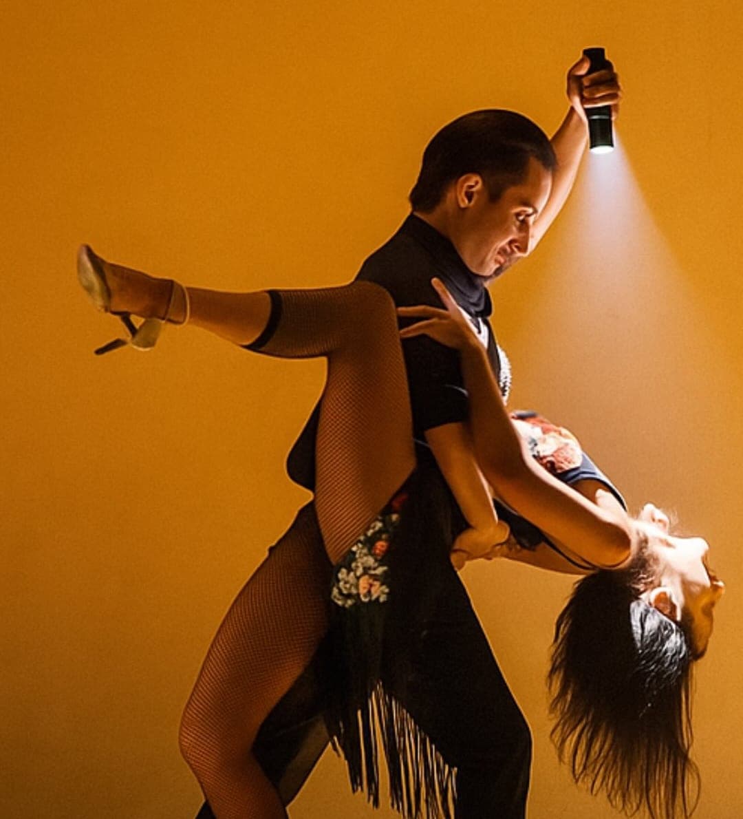Casal em movimento coreografado de bolero, na NOXI, em Copacabana