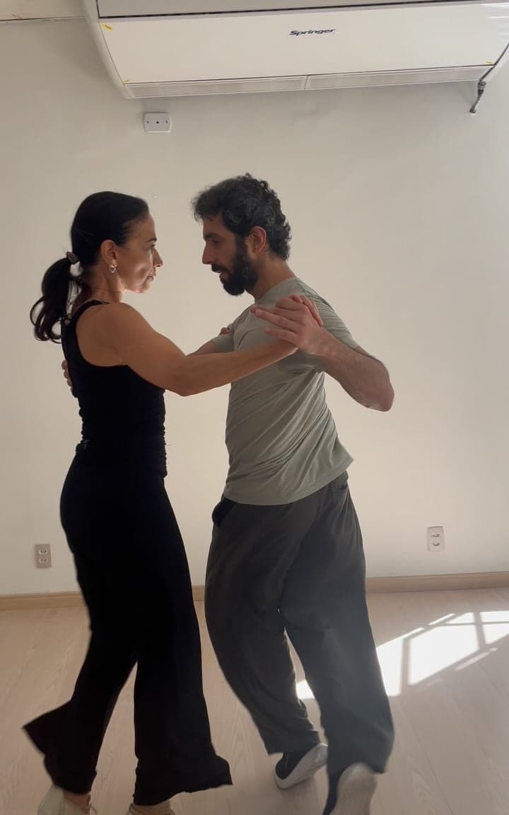 Dupla praticando tango de salão na sala da NOXI, em Copacabana