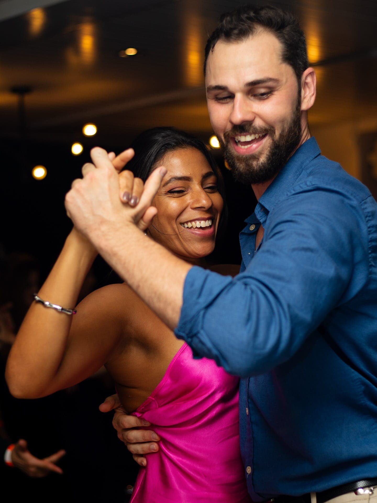 Casal dançando e rindo em uma noite da NOXI, em Copacabana