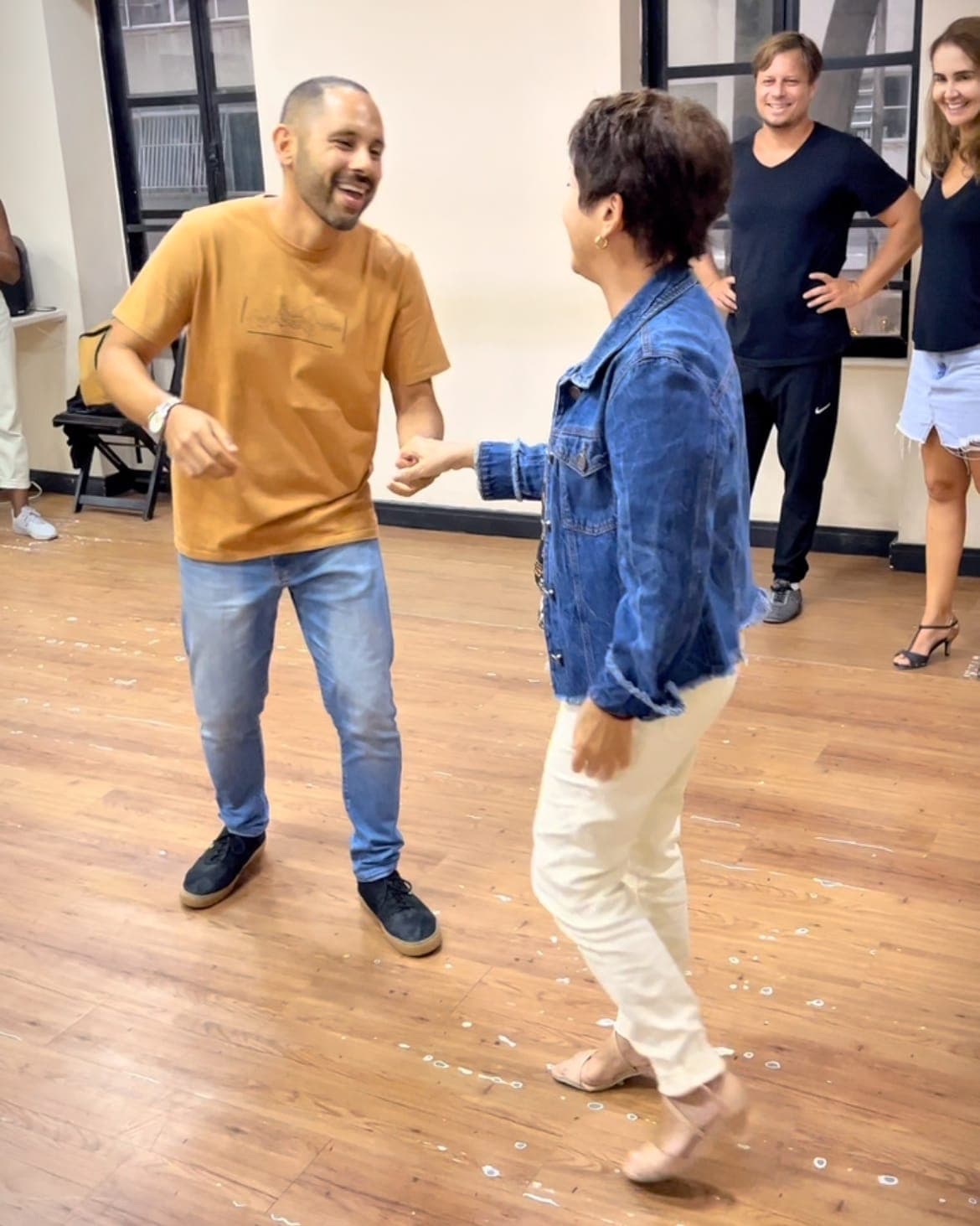 Professora e aluno dançando na sala da NOXI, em Copacabana