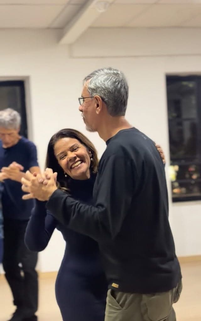 Casal de alunos rindo enquanto dança na aula da NOXI, em Copacabana