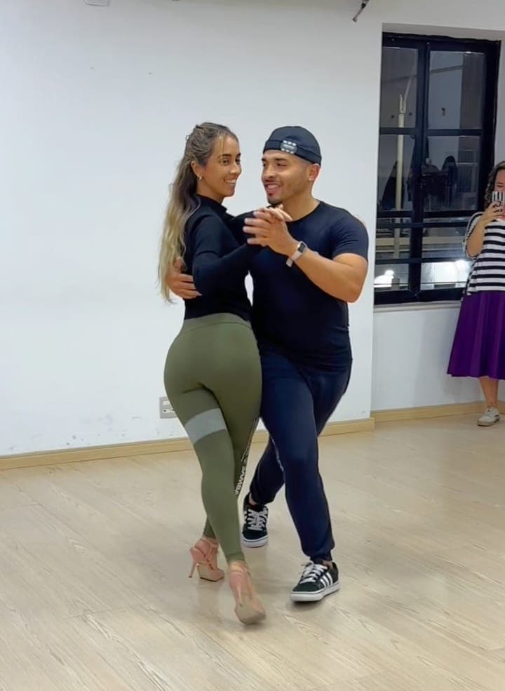 Dupla dançando samba de gafieira na sala da NOXI, em Copacabana