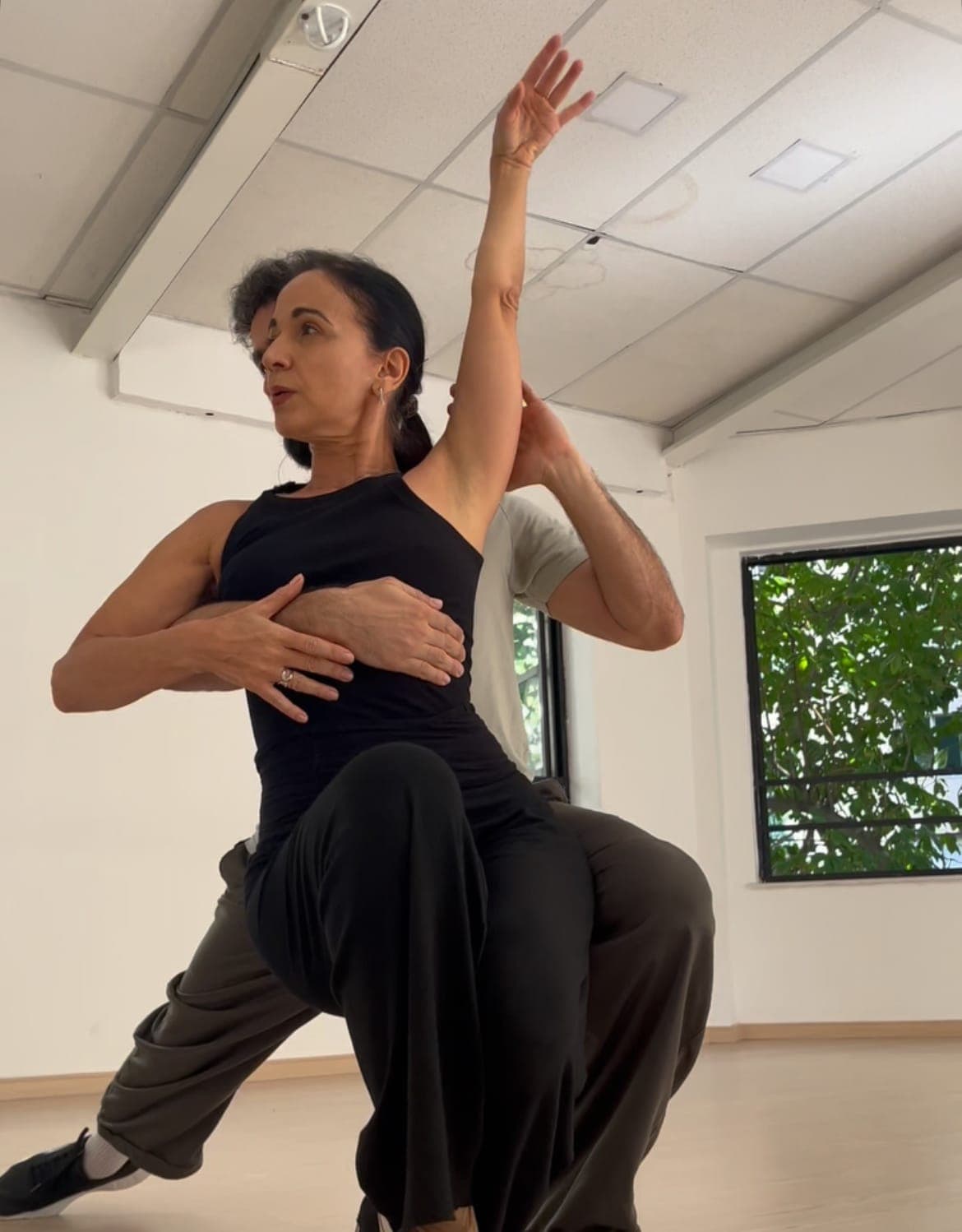 Aluna aquecendo antes da aula na sala da NOXI, em Copacabana