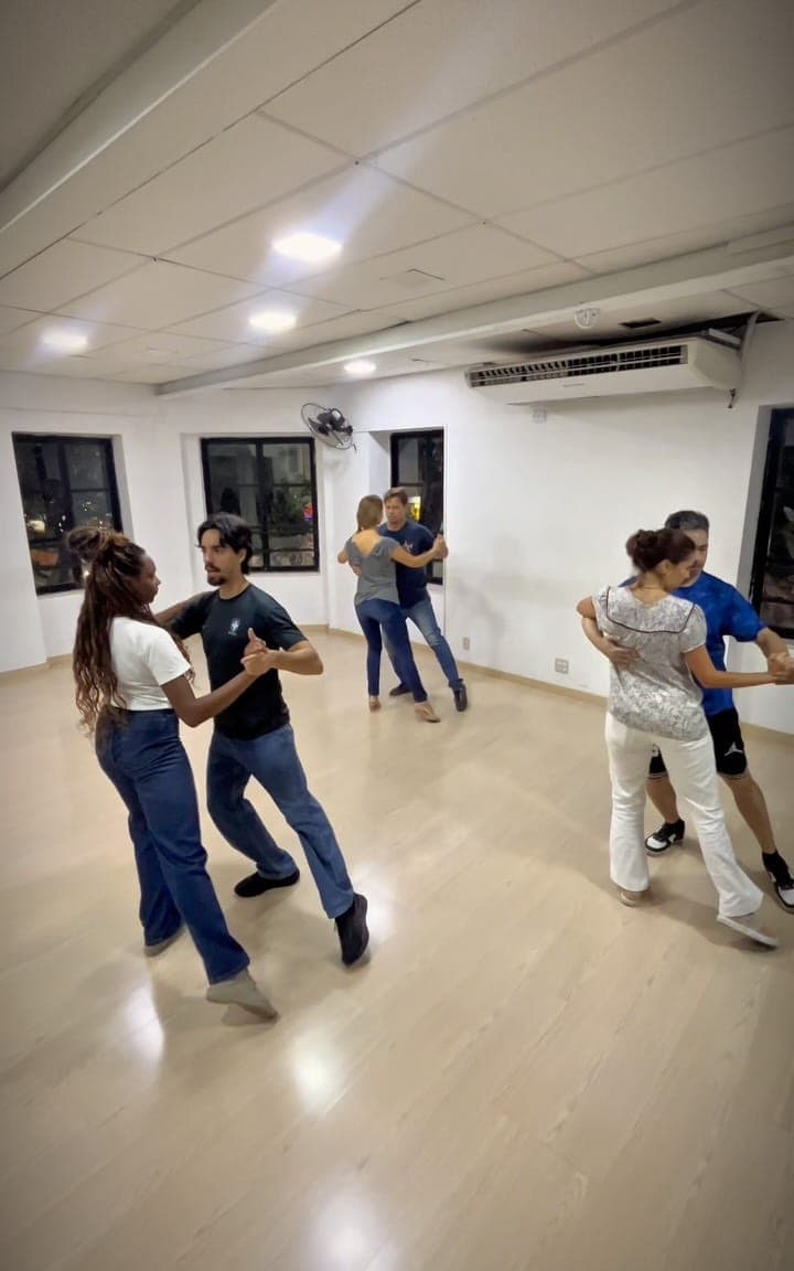 Várias duplas dançando ao mesmo tempo na sala da NOXI, em Copacabana