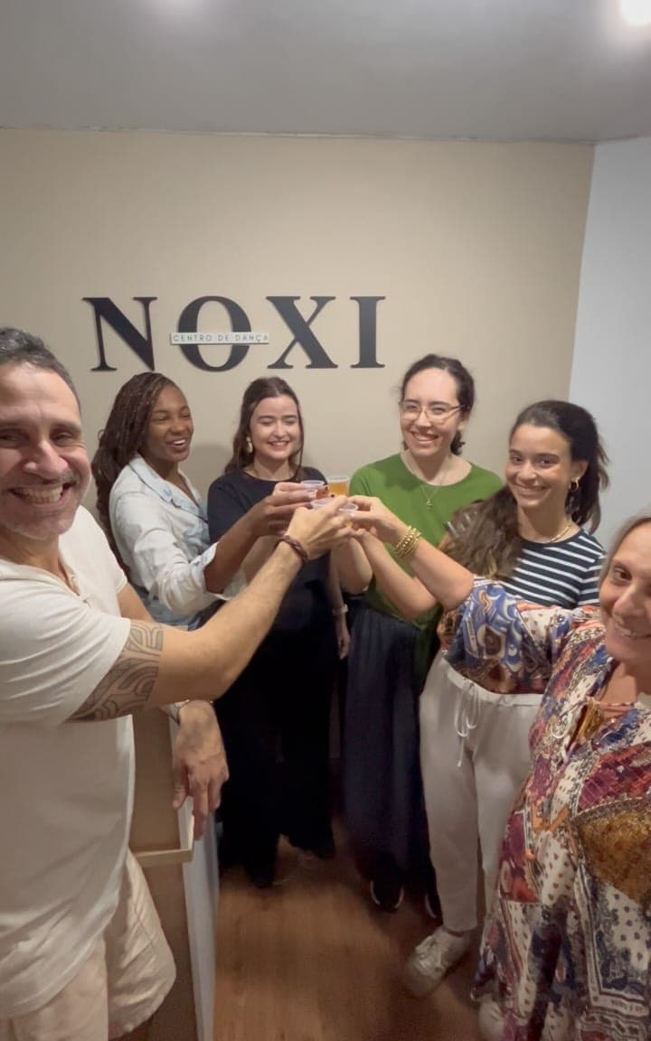 Alunos da NOXI de mãos dadas em roda, na sala de Copacabana