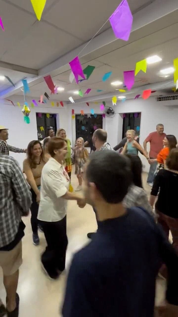 Arraiá da NOXI: alunos dançando na sala decorada com bandeirinhas, em Copacabana