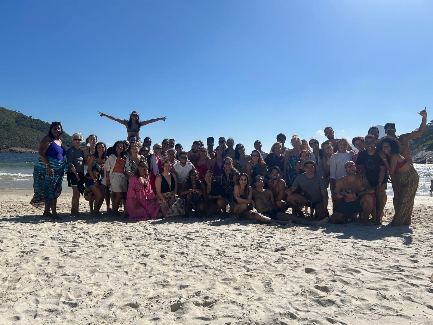 Alunos da NOXI reunidos na praia durante a festa de fim de ano da escola