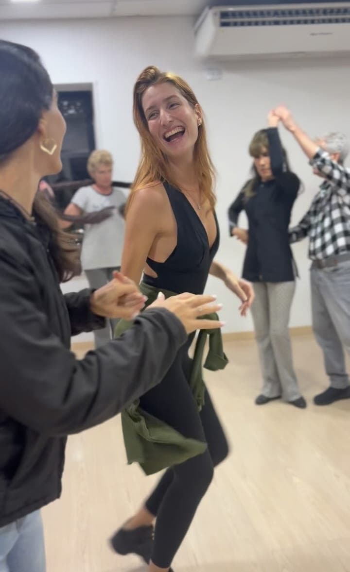 Aluna rindo no meio de uma aula em turma da NOXI, em Copacabana