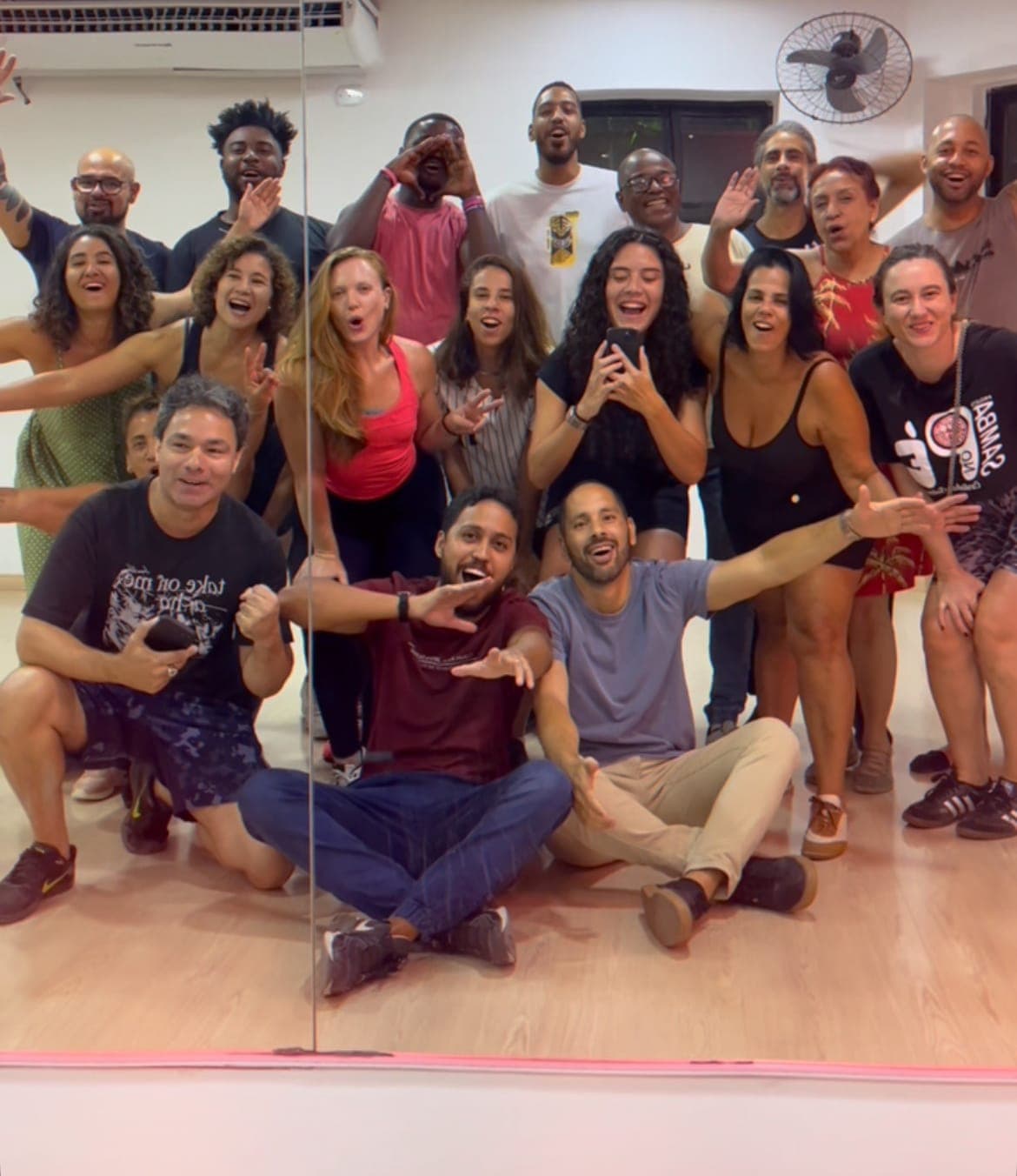 Turma do curso de samba funkeado da NOXI reunida na sala de Copacabana