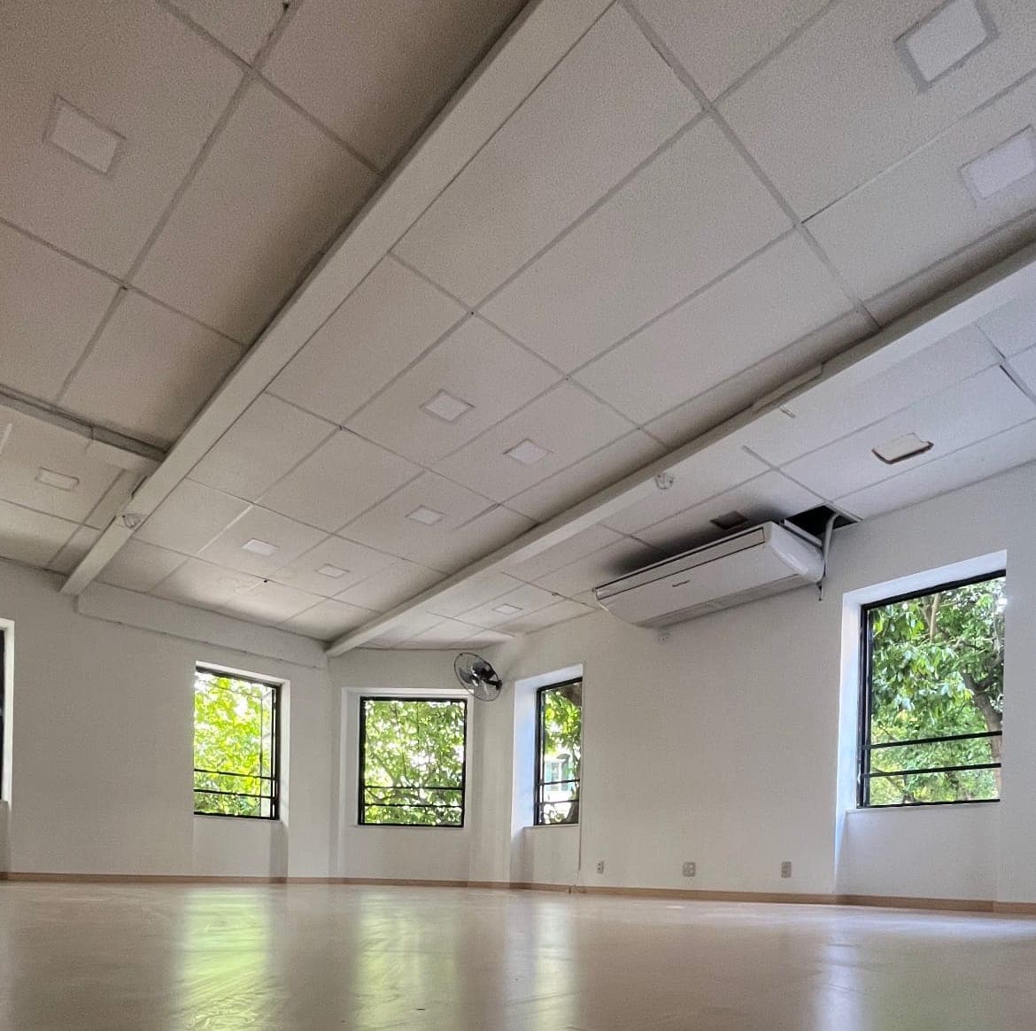 Sala Íris da NOXI vazia, pronta para ensaio ou gravação, em Copacabana
